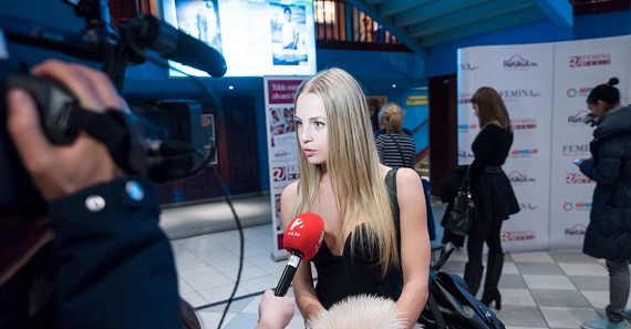 Iszak Esztivel éppen a TV2 készít interjút