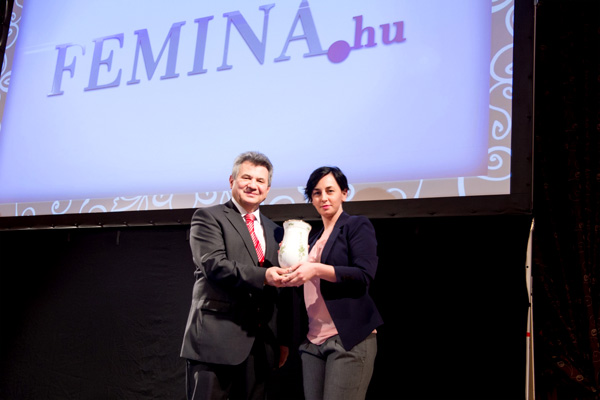 Fehér Ági, a Femina.hu vezető szerkesztője átveszi a díjat
